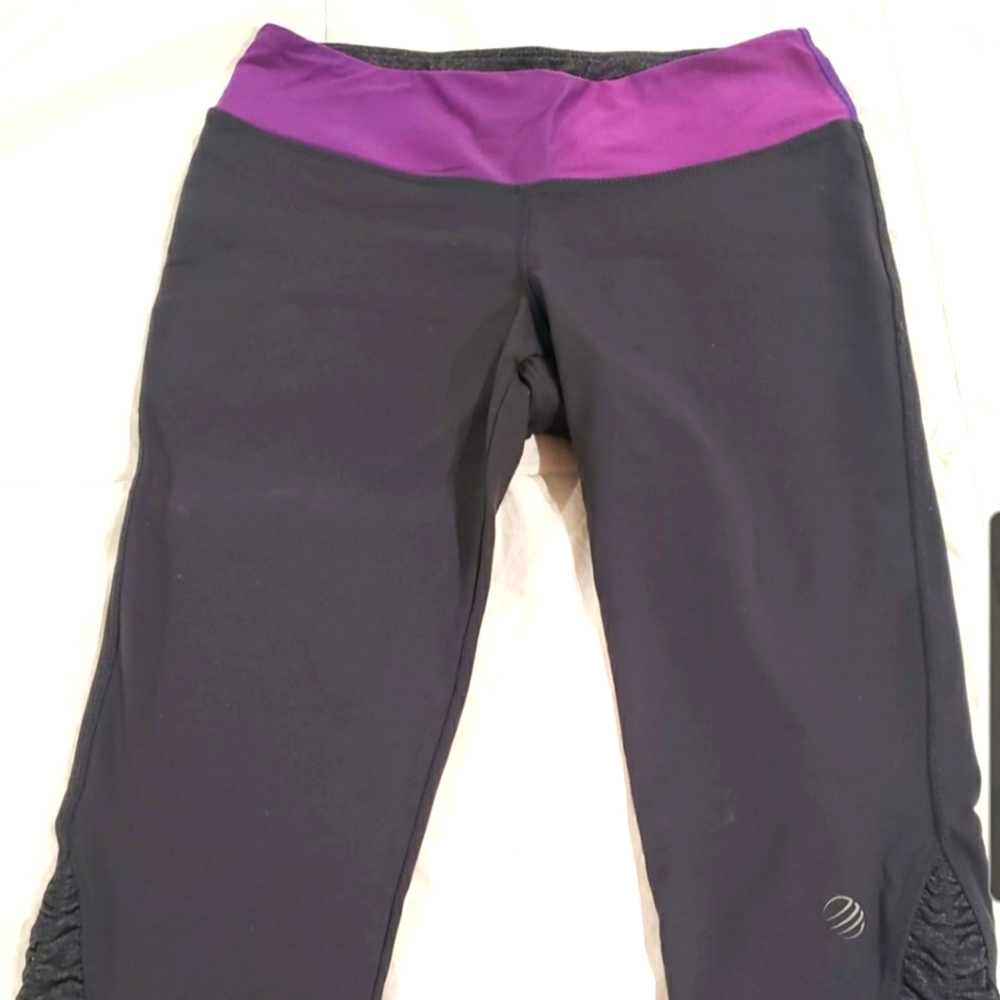 Athletic crop leggings. Size small